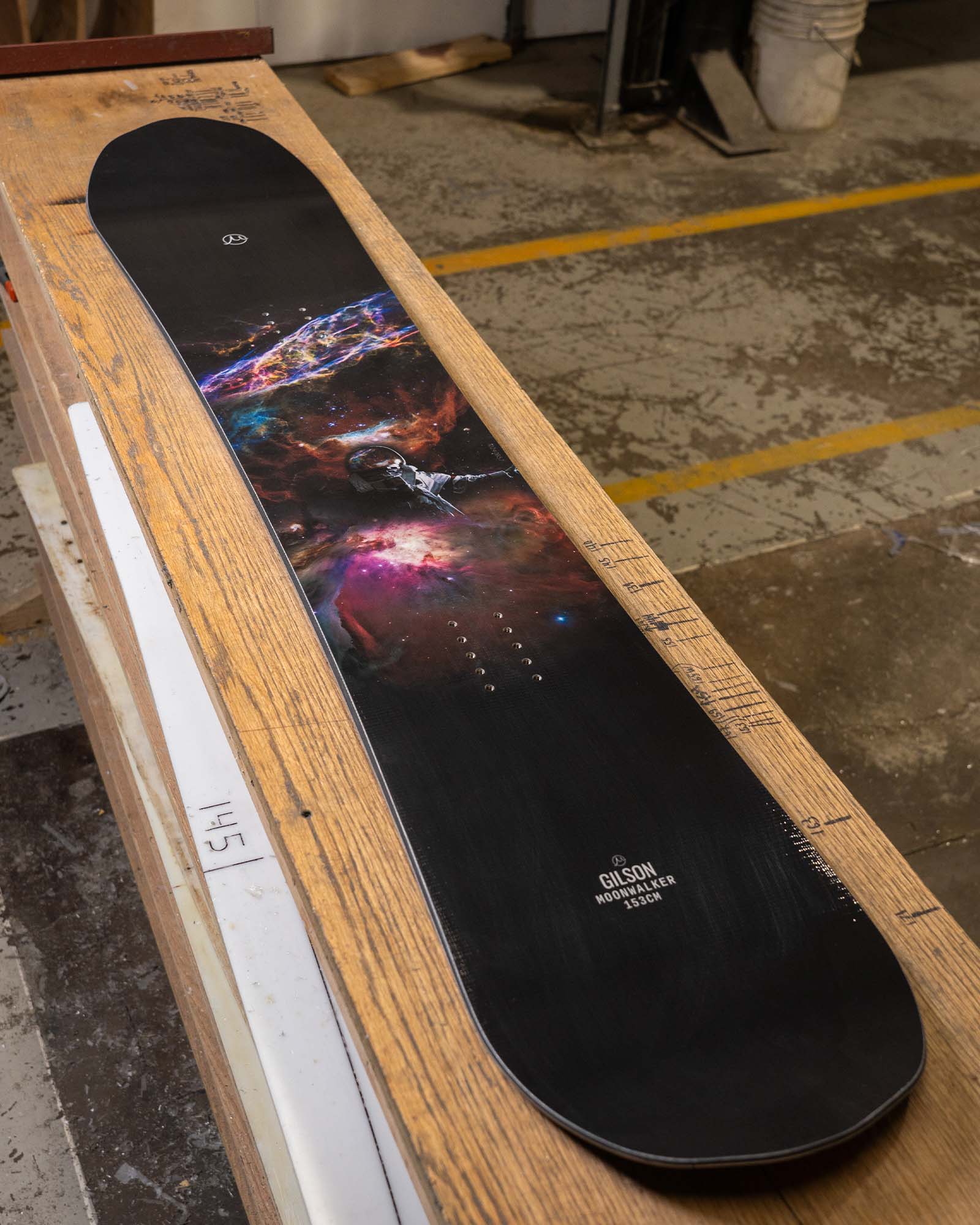 Moonwalker Dirty-Pop Camber Snowboard | GILSON Happy Hour Series